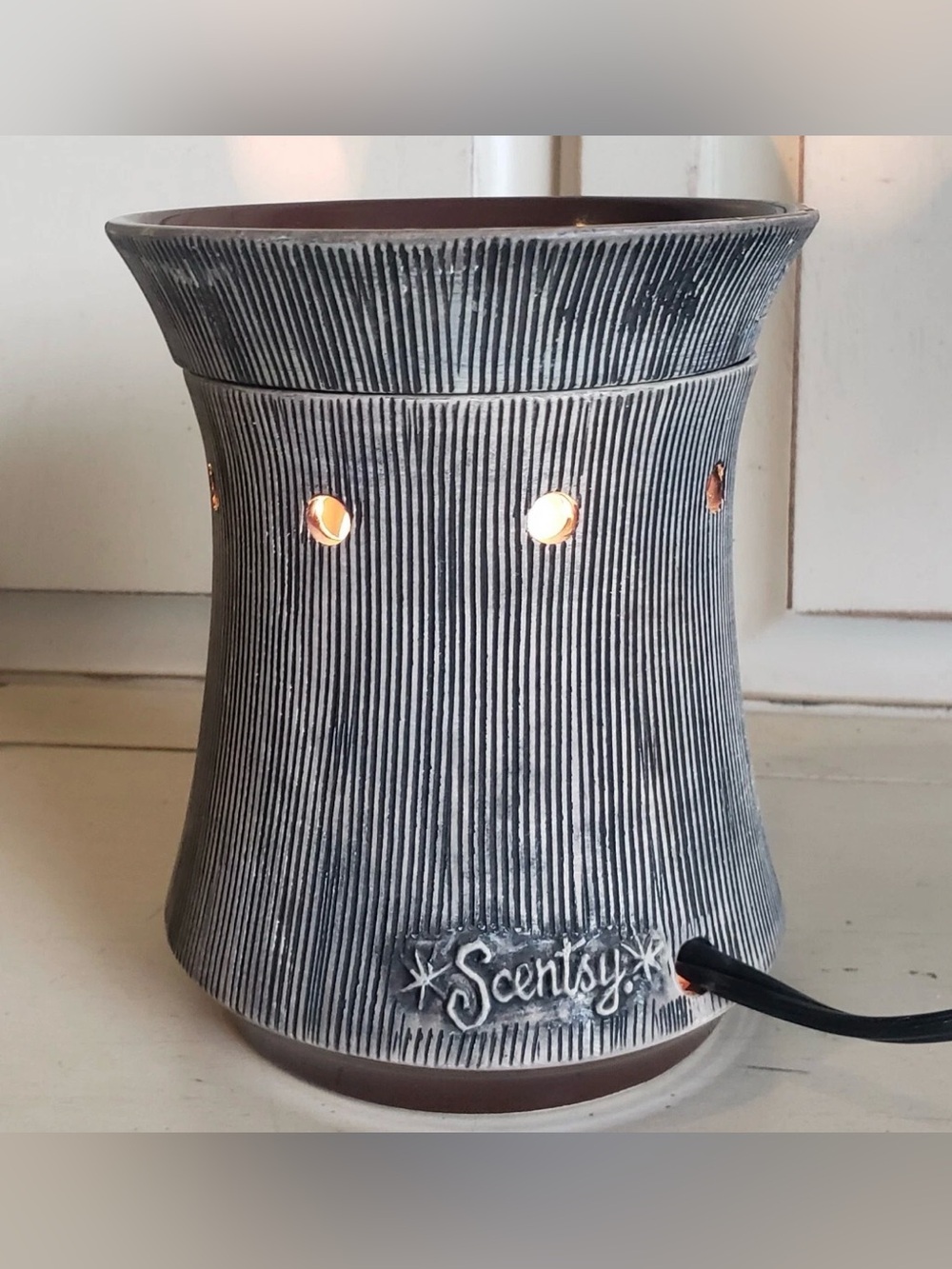 SCENTSY Urban Earth in Brown Weathered Wood Look Electric Wax Warmer - RETIRED